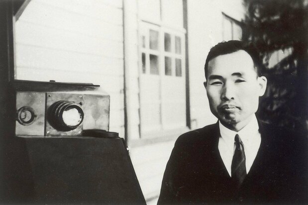 改良したアイコノスコープを使って1935年に開発したカメラ（左）と高柳（高柳健次郎財団提供）