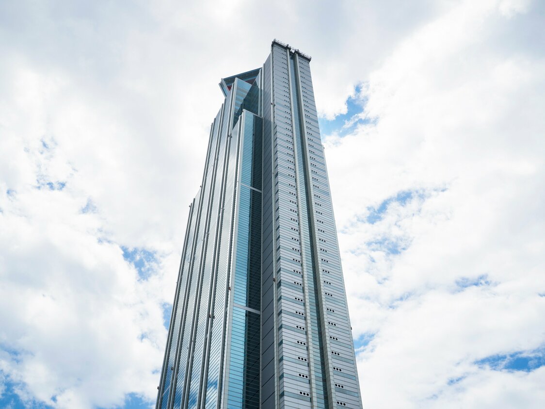 現在のニシのランドマーク、大阪府咲洲庁舎「コスモタワー」