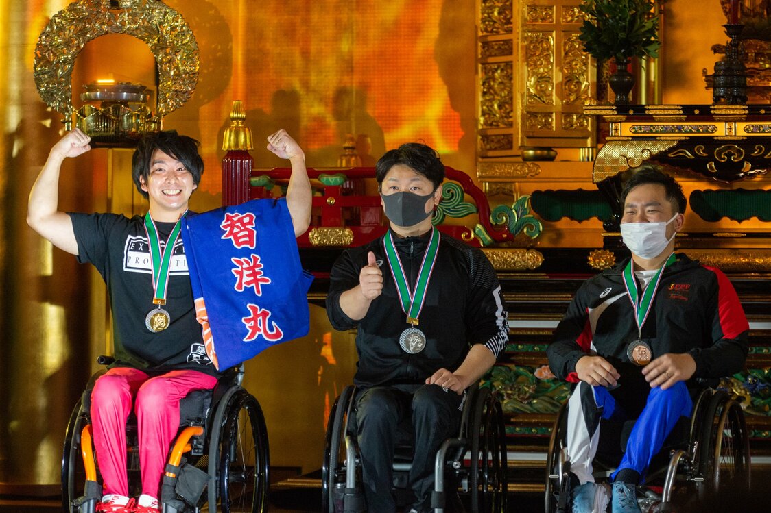 男子59キロ級の表彰式。一番左が金メダルに輝いた光瀬選手