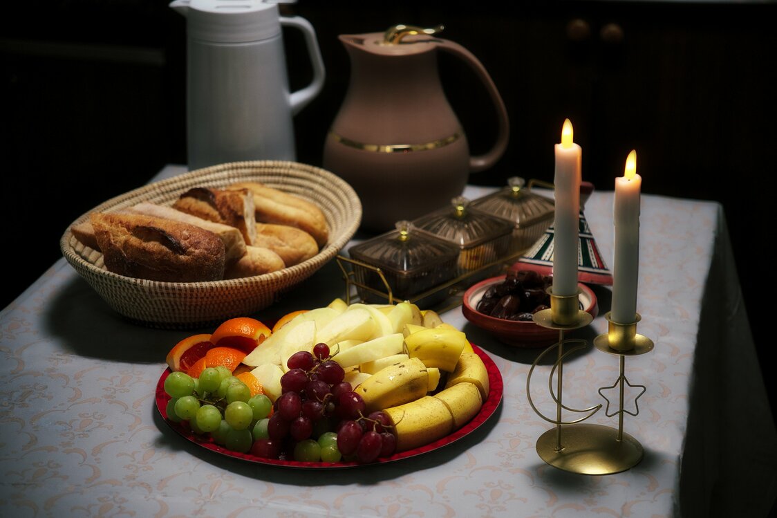 L’iftar est consommé après la prière du coucher du soleil.