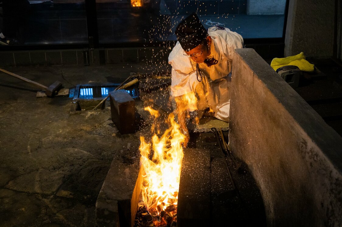 Une démonstration de l’art du forgeron de sabre au Musée des traditions de la forge de Seki. Dans la tradition de Mino-den, l’acier pour la fabrication des lames est fondu avec du charbon de bois de pin.