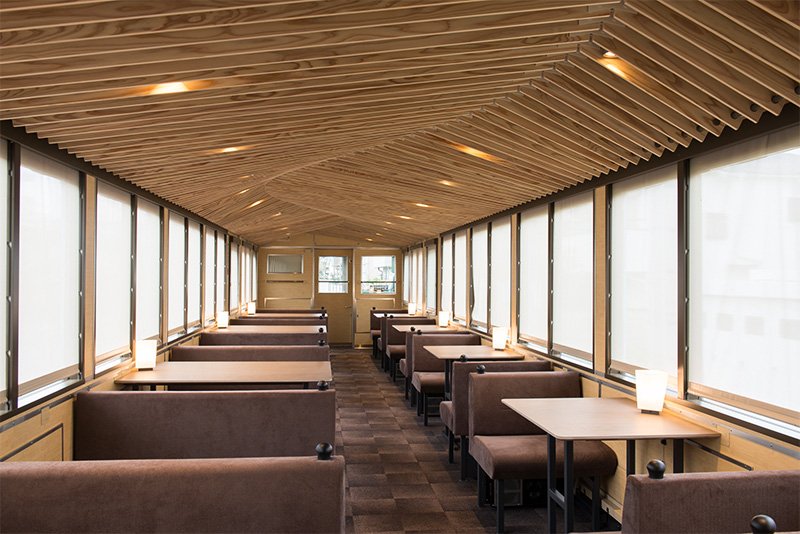El cuarto vagón posee un diseño característico de Kuma, ya conocido por su amplio uso de la madera en el interior de los edificios; el techo se halla recubierto de tablas de madera de cedro Nishikawa, que crece en lugares como la ciudad de Hannō.