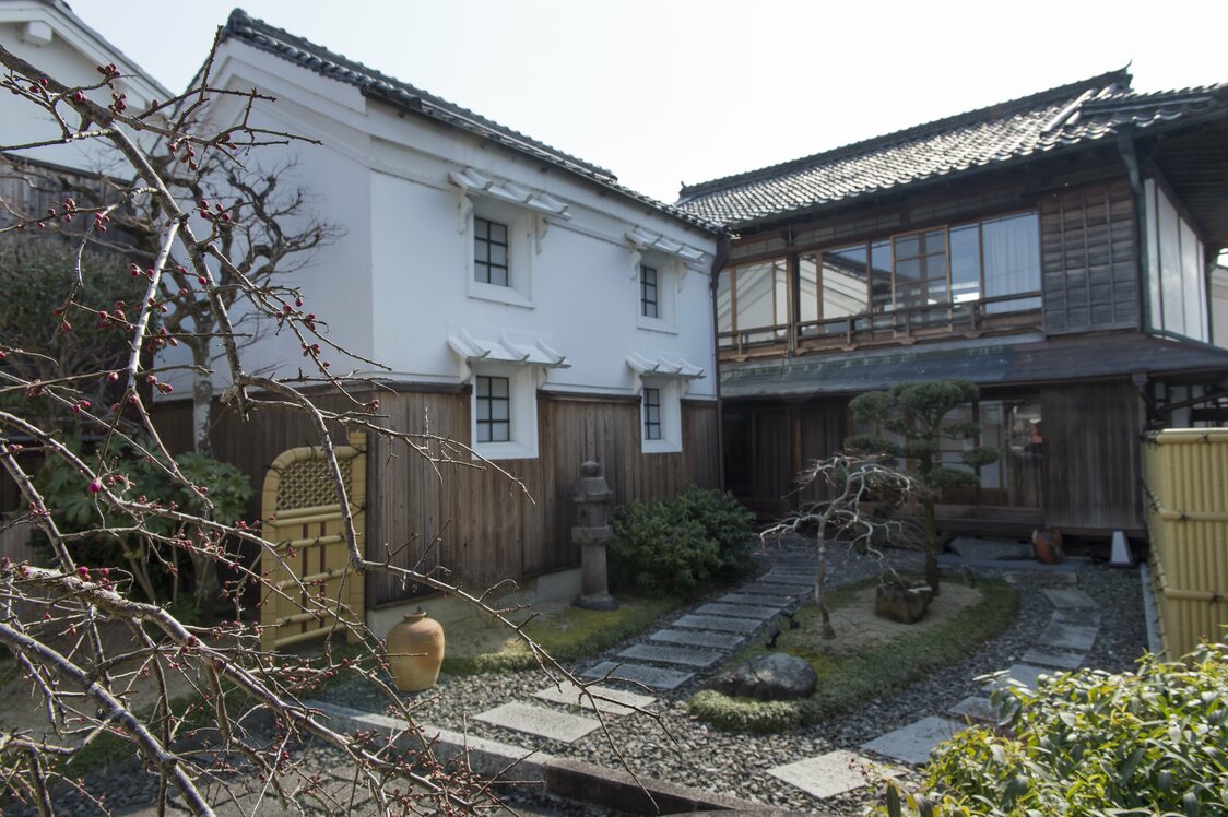 「やなせ屋」の朝の様子。母屋と蔵からなる、一棟貸しの宿