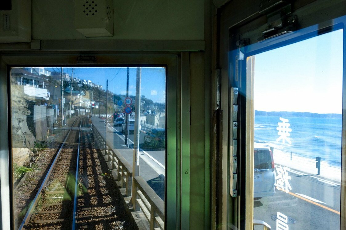 江ノ電が腰越・小動（こゆるぎ）岬を超えると車窓に海が広がる（筆者撮影）
