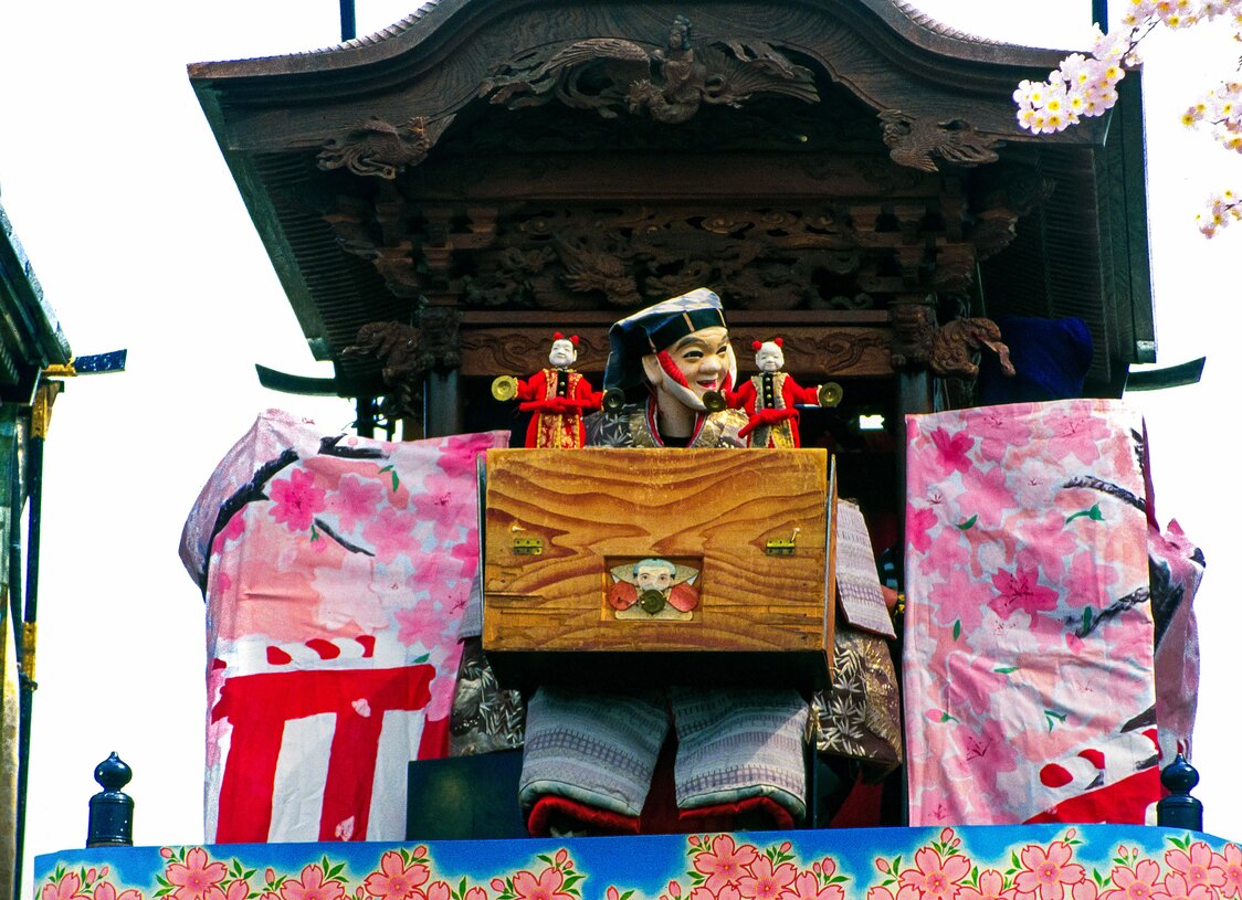 人形遣いが子どもに人形劇を見せるという構成で、いわば“からくり人形による劇中劇”