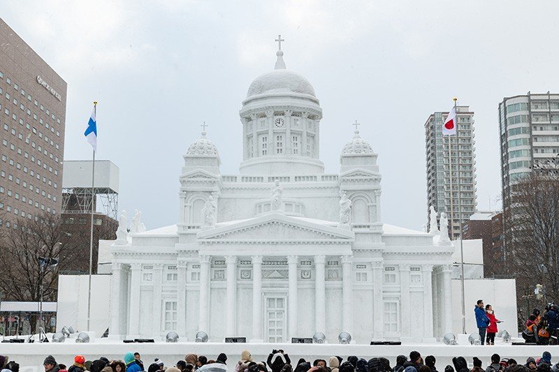Esta gran escultura de nieve es una fiel reproducción de la catedral de Helsinki, un hito en la capital finlandesa. La escultura fue realizada para conmemorar el centenario de las relaciones diplomáticas entre Japón y Finlandia. (© 2019 Hokkaidō Broadcasting Co., Ltd.)