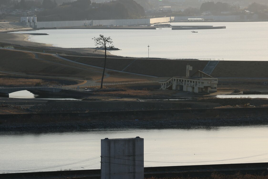 東日本大震災の発生から10年を迎えた陸前高田市の「奇跡の一本松」（中央左）と震災遺構「陸前高田ユースホステル」（同右）＝2021年3月11日、岩手県陸前高田市（時事）