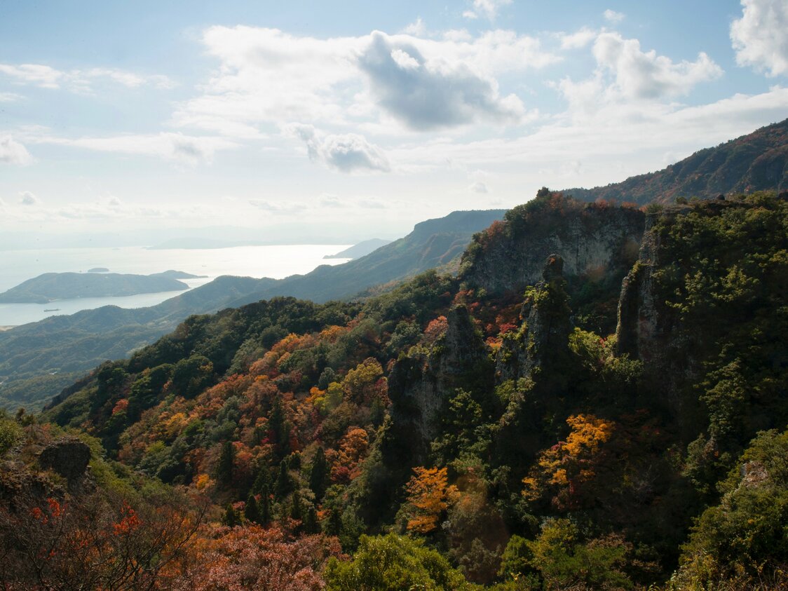 Los colores del otoño en la garganta vistos desde Shibōchō, el primero de los 12 paisajes de la ruta delantera. En el centro, a la derecha, se ve Eboshiiwa.