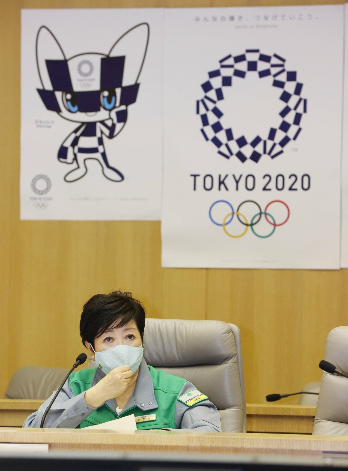 新型コロナウィルス対策本部会議で発言する小池都知事（時事）