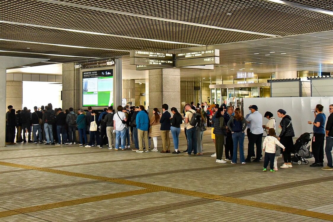 都庁舎の展望室へのエレベーターを待つ長蛇の列（筆者撮影）