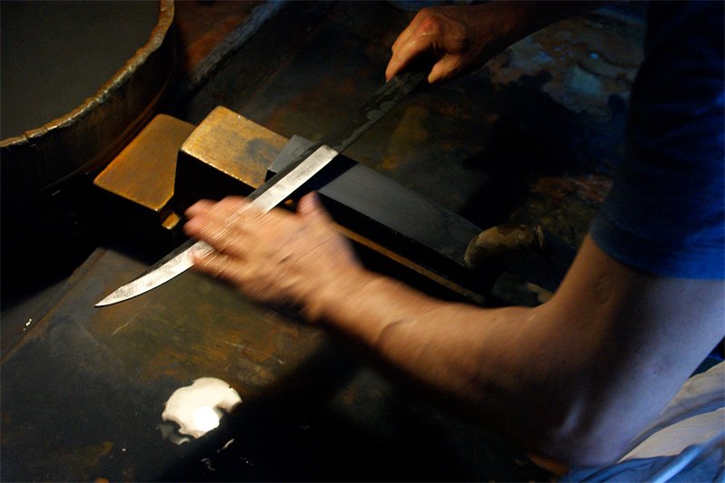 Después de templarla, la katana se pule con piedras de amolar cada vez más finas.