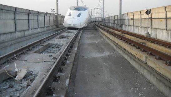 Uno de los trenes del shinkansen de Kyūshū descarriló cuando se dirigía al depósito. 15 de abril de 2016, Kumamoto. (Cortesía del Ministerio de Transportes). (Jiji)