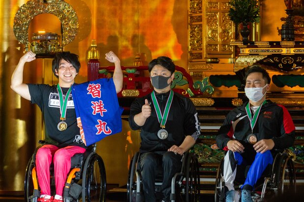 男子59キロ級の表彰式。一番左が金メダルに輝いた光瀬選手