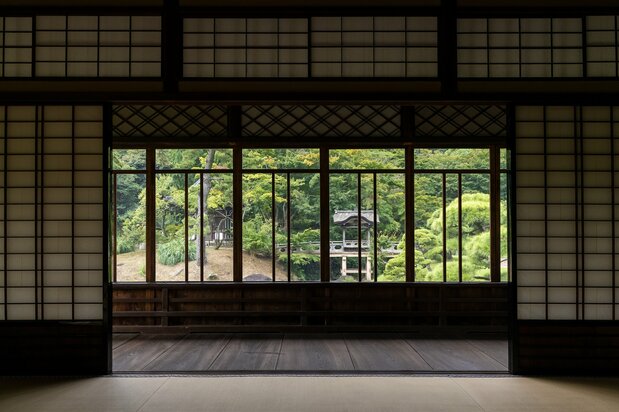 浪華の間からは、京都・高台寺の観月台橋を模した屋根付きの橋と、旧天瑞寺寿塔覆堂が正面に見える