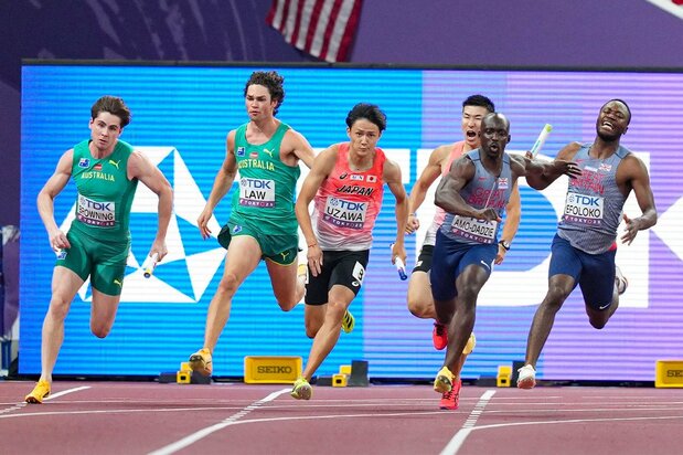 男子400メートルリレー予選 3走の桐生から4走の鵜沢にバトンが渡った(Matrix Images / Nic Bothma via Reuters Connect)