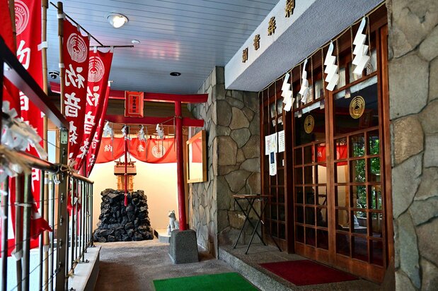 東日本橋の「初音森ビル」2階に、初音森神社の儀式殿(右の戸)と祠(左奥)がある