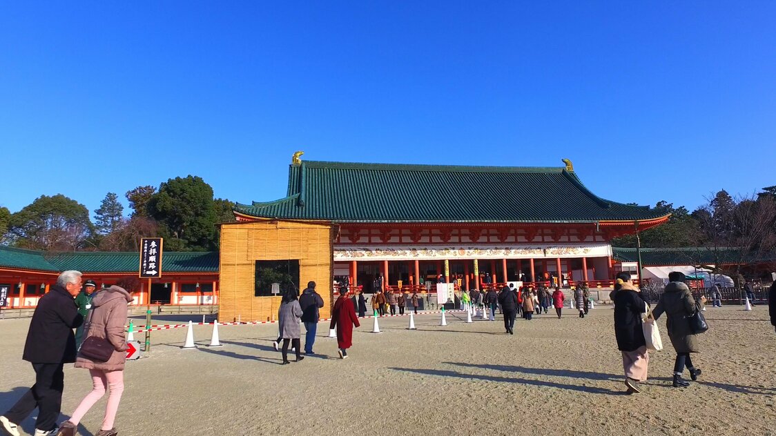 平安神宮の広大な境内。参拝客は新年の無病息災や平穏無事などを祈る