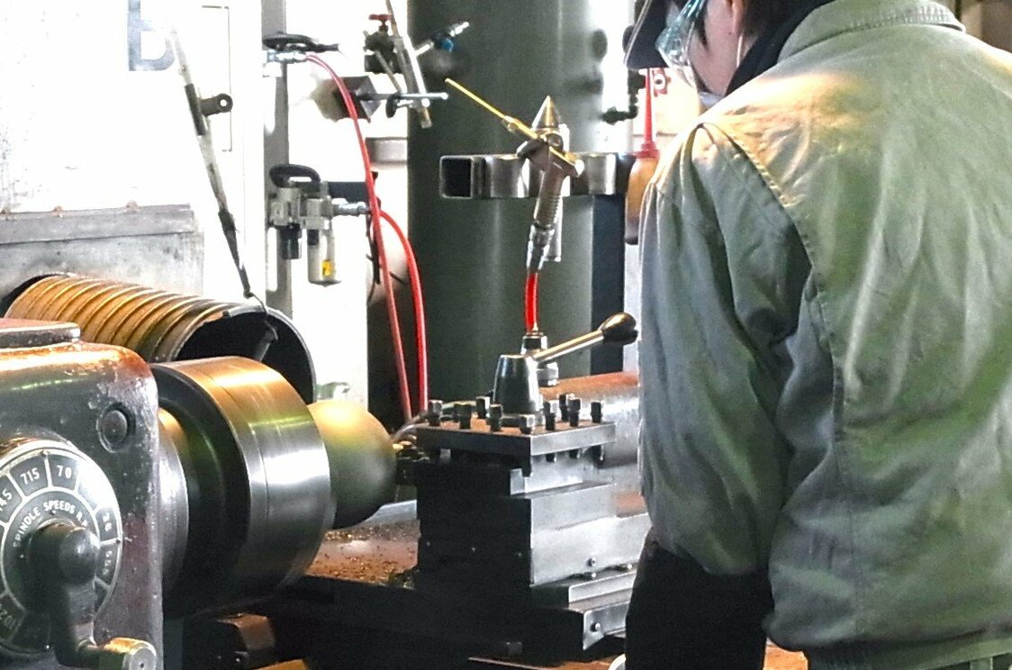 旋盤で切削加工中の砲丸。作業はすべて職人が手作業で行う　写真：ニシ・スポーツ