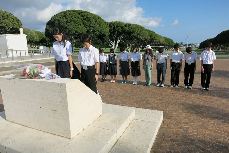 Junior high school students from Nagaoka lay a wreath at Honolulu’s National Memorial Cemetery of the Pacific (Punchbowl Cemetery) in January 2015. Photo courtesy of Nagaoka City.