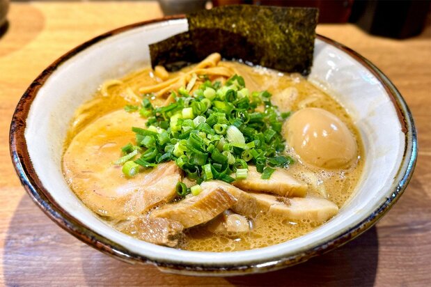 El tokusei ramen (1.150 yenes) de Fūunji, situado en Tōkyō Ramen Yokochō. (Fotografía: Yamakawa Daisuke)