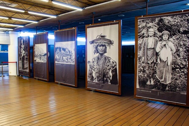 「高木友枝典藏故事館」に展示されている先住民族の写真(彰化高校提供)
