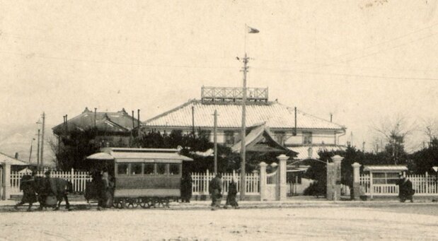 馬車鉄道(手前左)と初代税関(奥の建物)。明治30年~明治末期頃の撮影(函館市中央図書館蔵)