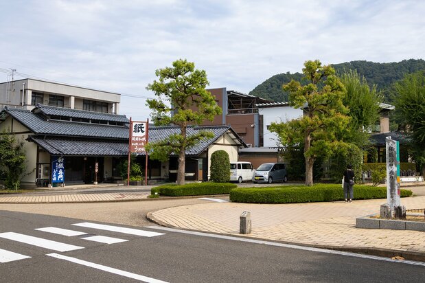 The street Washi no Sato Dōri runs northwest from the shrine for almost a kilometer. (© Nippon.com)