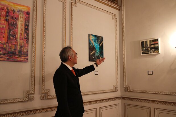 Yamanouchi introduces the winning pieces of the Ambassador’s Award. (November 2020 at the Ambassador’s Residence)