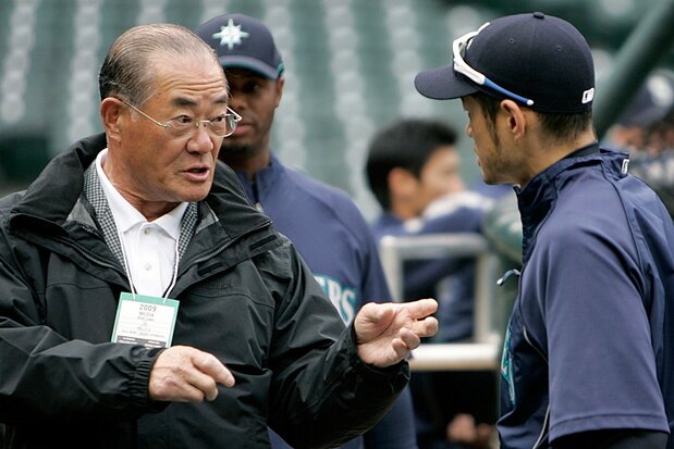 打撃練習の合間、マリナーズのイチローと話す張本勲氏=2009年4月、米シアトル(時事)
