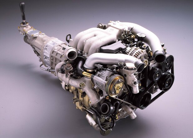 1991年に発売された3代目「RX-7」に搭載されたロータリーエンジン。ツインターボとの組み合わせでコンパクトながら255PSの出力を誇った（発売時。後期型は280PS）　©MAZDA