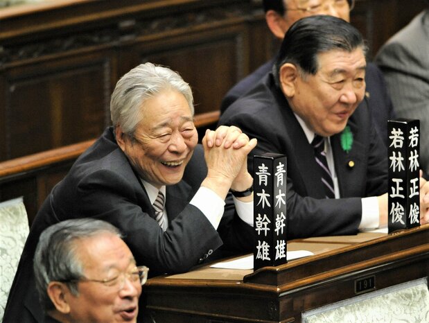 青木干雄(中)出席参议院全体会议,2010年1月20日,国会参议院全体会议会场(时事社)