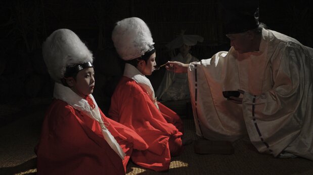 Los mensajeros divinos comen durante el mimuro shinji. (© 2025 Visual Folklore Inc.)