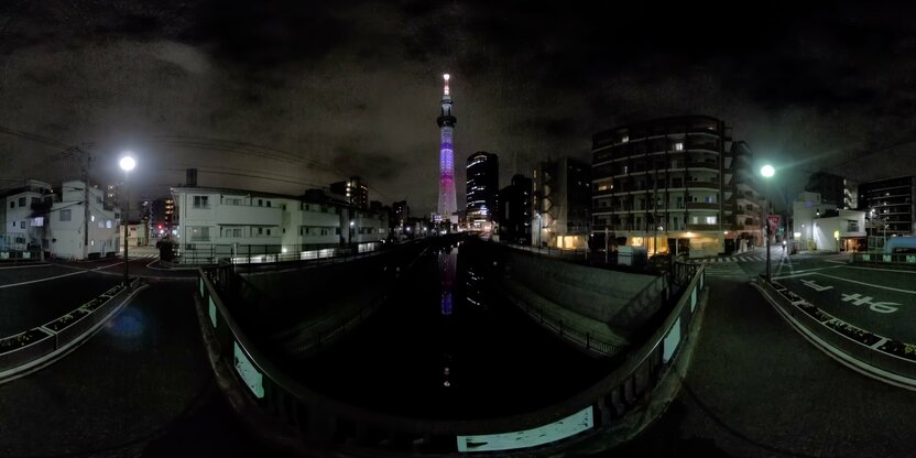 La Tokyo Skytree (distrito de Sumida) cuenta con más de 2.000 dispositivos luminosos. Para iluminarlo se utiliza un tipo de LED exclusivo para iluminación, lo suficientemente brillante como para ser visto desde 19 km de distancia; estos LED no causan sin embargo contaminación lumínica.