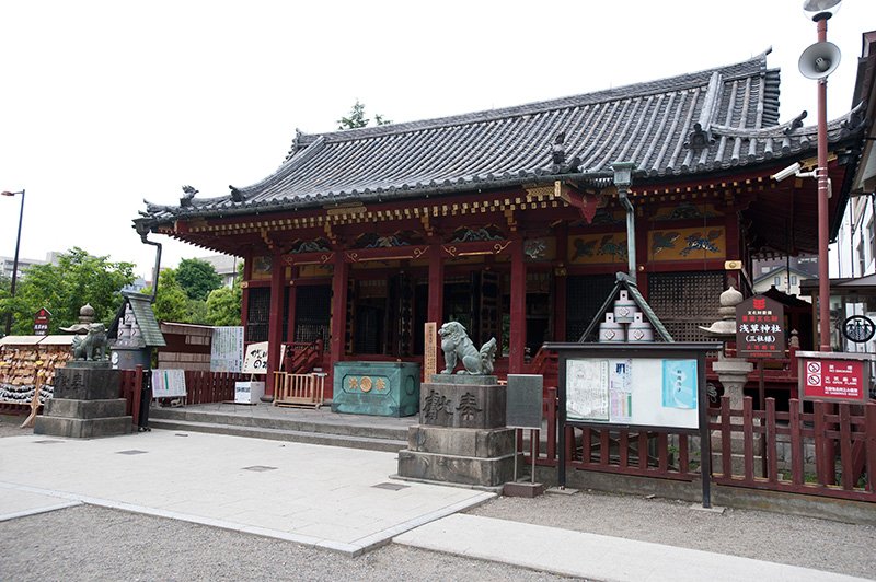 浅草神社の社殿前。