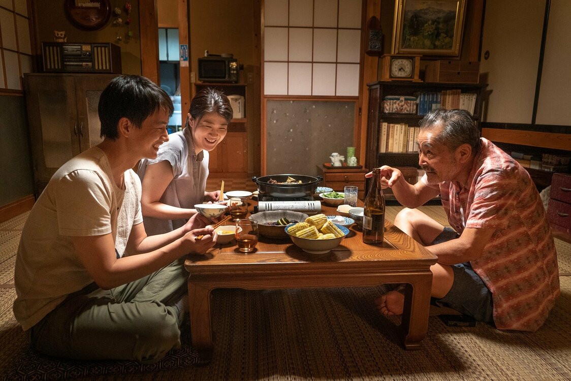 チェン・リャンを別人のリュウ・ウェイと信じ切って温かく受け入れる父娘。弘の娘・カオリ役に松本紀保　©2018 CREATPS / Mystigri Pictures