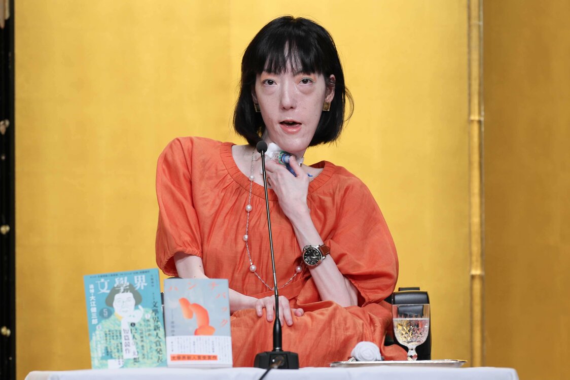 芥川賞に決まり、記者会見する市川沙央さん＝19日午後、東京都内（時事）