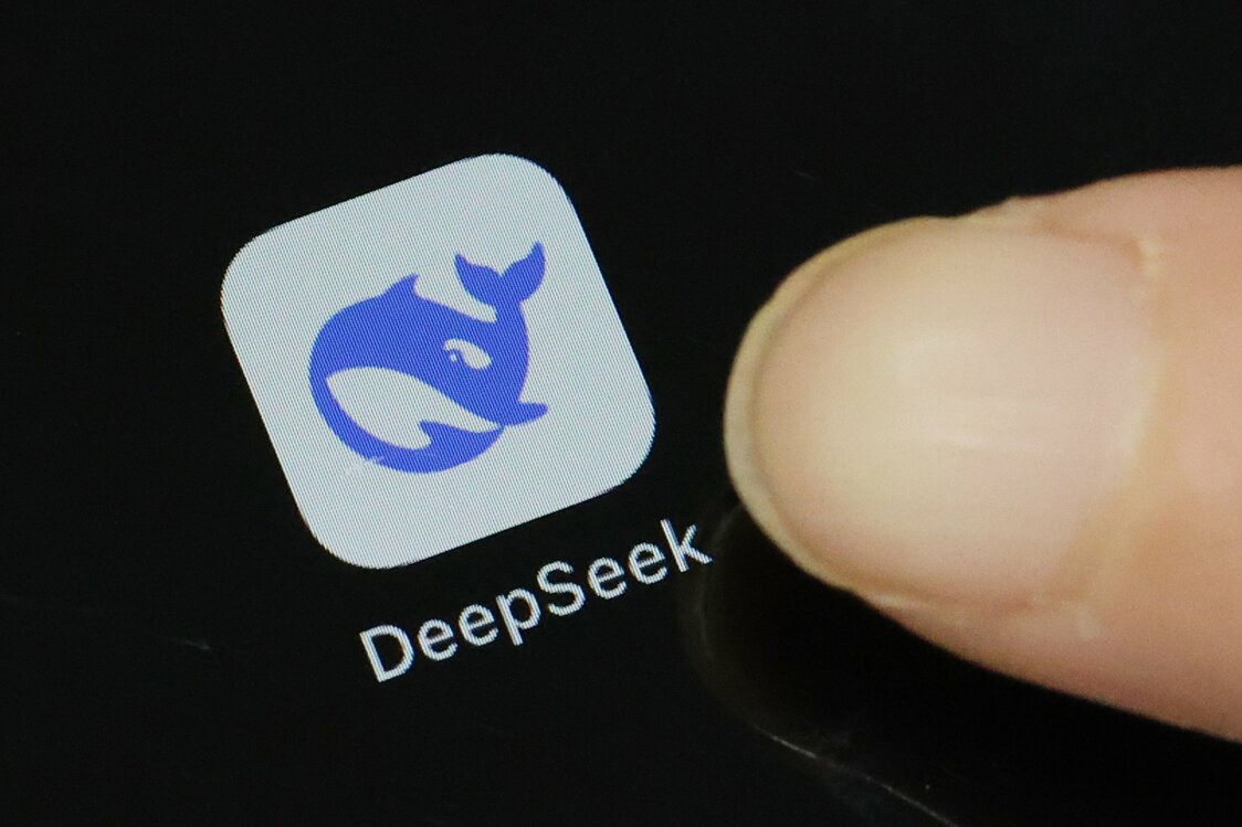 Иконка программы-приложения, созданного китайской компанией DeepSeek – разработчиком генеративного искусственного интеллекта, январь 2025 г. (© Jiji Press)