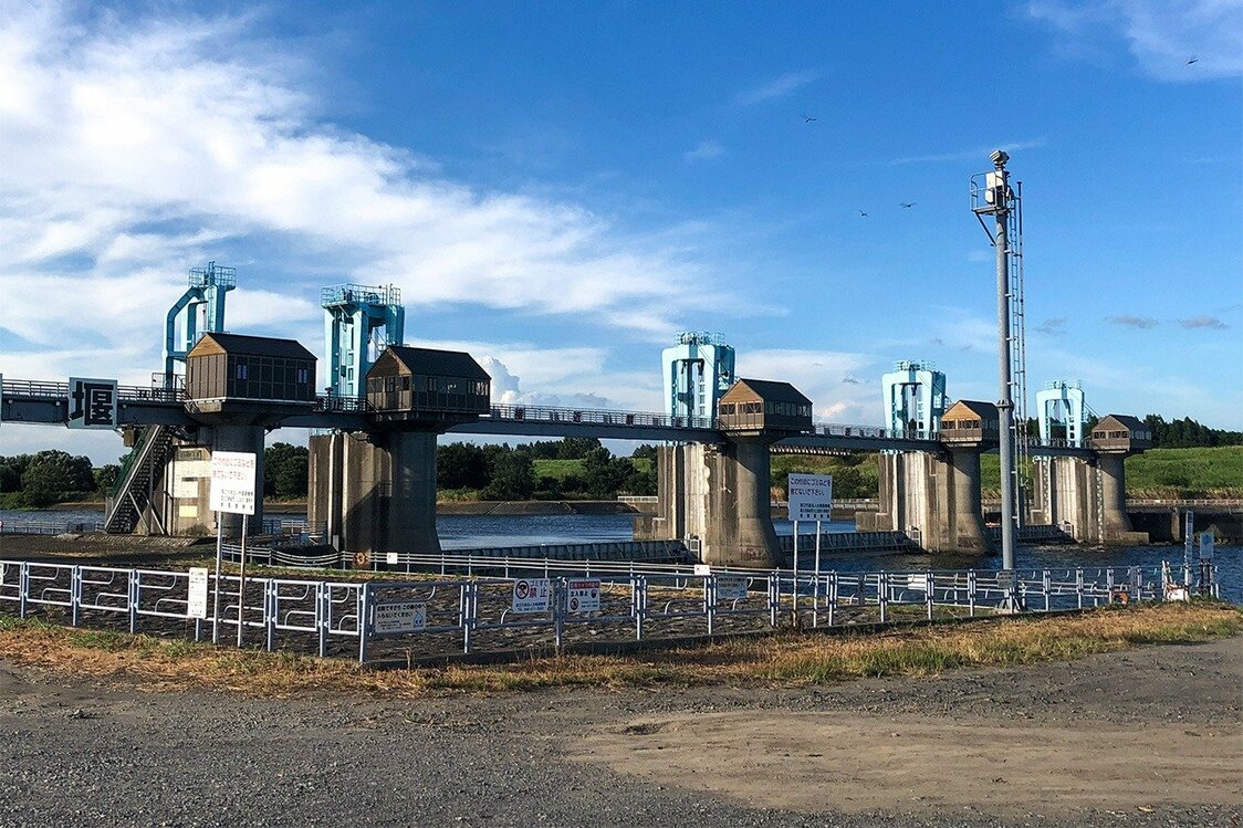 独立行政法人水資源機構「秋ヶ瀬取水堰」。ここで取水した水が朝霞浄水場で利用されている