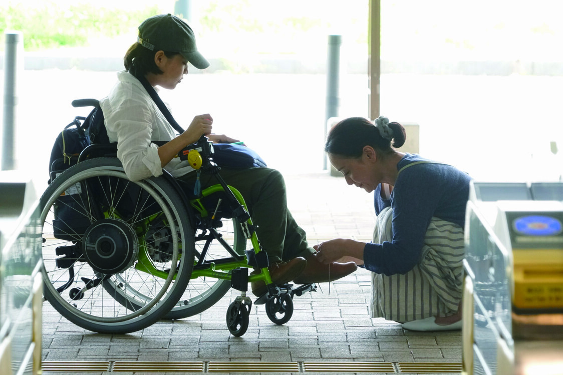 23歳になった娘ユマ（佳山明）の世話を焼くシングルマザーの恭子（神野三鈴）　©37 Seconds filmpartners