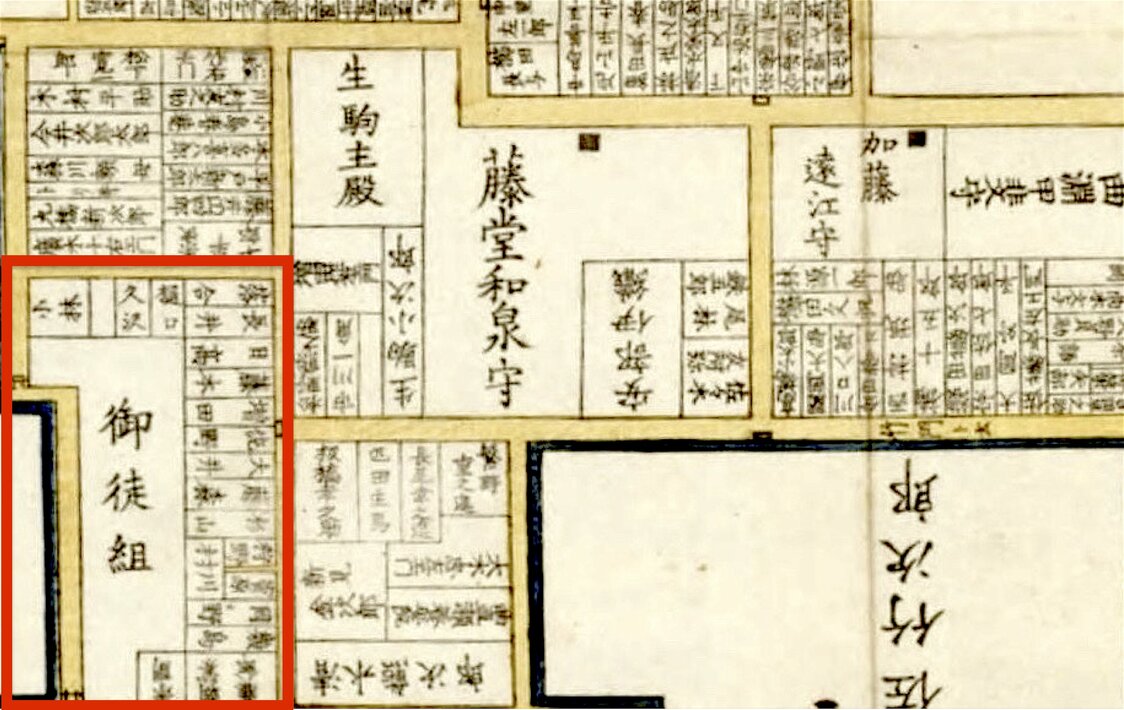 Viviendas colectivas de los okachi representadas en el Edo kiriezu: Shitaya ezu (“Mapa seccionado de Edo: Shitaya”). El espacio donde aparece escrito en grandes caracteres okachi-gumi corresponde al patio interior, donde se cree que cultivaban asagao (campanillas moradas). (Colección de la Biblioteca Nacional de la Dieta)