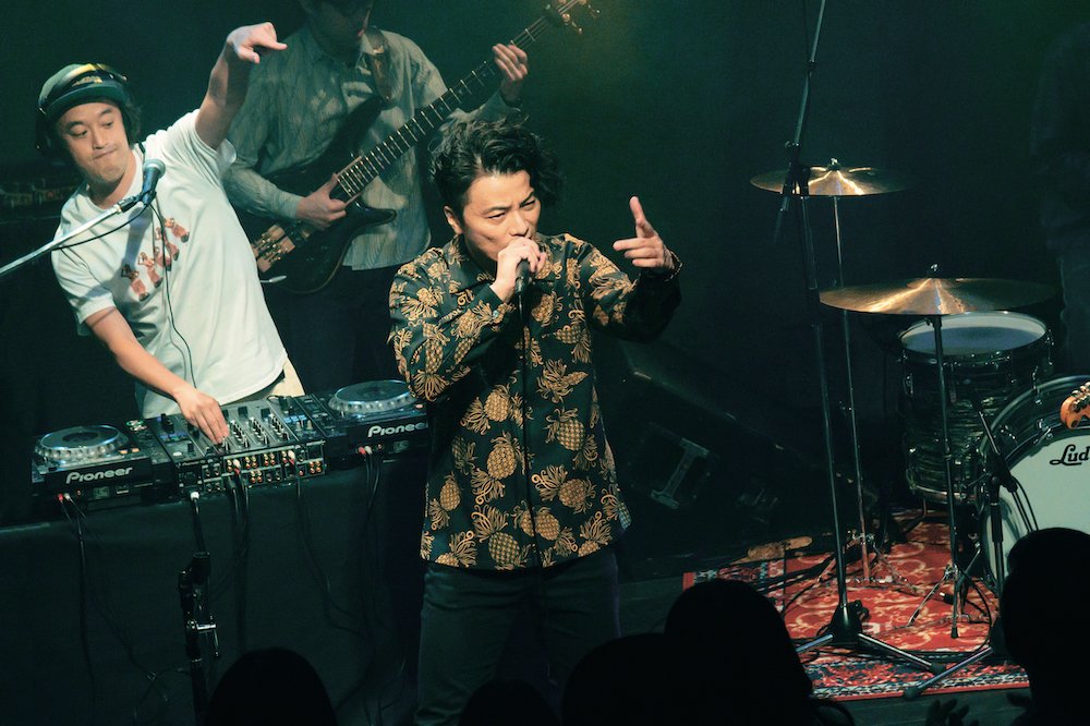 ライブシーンでDJ河上利也役のやついいちろう（左）と　©2020「461個のおべんとう」製作委員会