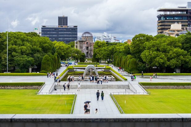 Mirando al norte desde el museo se puede ver el Cenotafio por las Víctimas de la Bomba Atómica y la cúpula más allá. (© nippon.com)