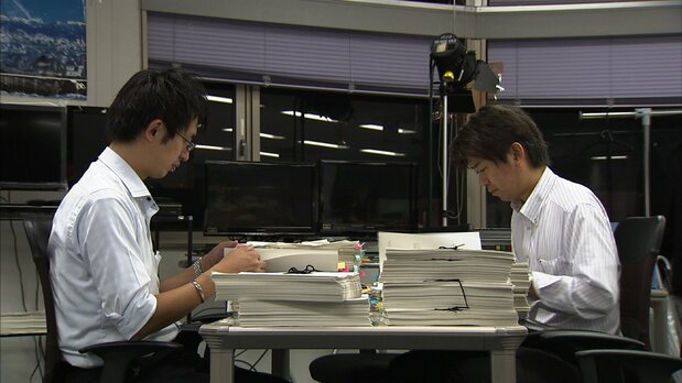 政務活動費の支出伝票を調べる砂沢記者(左)と宮城デスク。通常の仕事が終えてから深夜に作業した © チューリップテレビ