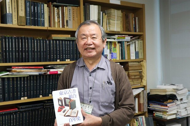 Sakota Ryōsuke en Tokyo Kosho Kaikan, la sede de la asociación local de libreros. (© nippon.com)