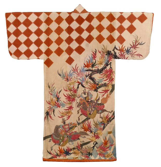 Un kosode (kimono ancien) décoré de la course rituelle de chevaux de Kamo. Cet habit de l’époque d’Edo (16043-1868), conçu selon la technique de teinture yûzen, représente le rituel équestre Kurabe-uma du sanctuaire Kamigamo de Kyoto. (© Musée national de Kyoto)