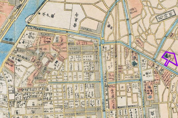 『安政改正御江戸大絵図』（1858年、国会図書館蔵）より、左中央の「東橋（現・吾妻橋）」から、紫の線で囲った「アヅマノモリ（現・吾嬬神社）」までを切り抜いた。吾嬬の森の周りは全て田畑緑地だったことが分かる