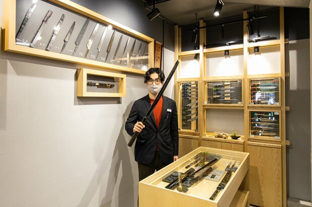 摆放着各式订制商品的后馆,展示着一把像日本刀一样长的菜刀