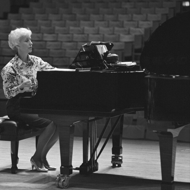 A rehearsal in Hakodate Citizen Hall. At the concert, Roberta Armacost received an ovation from a full house. (1992)
