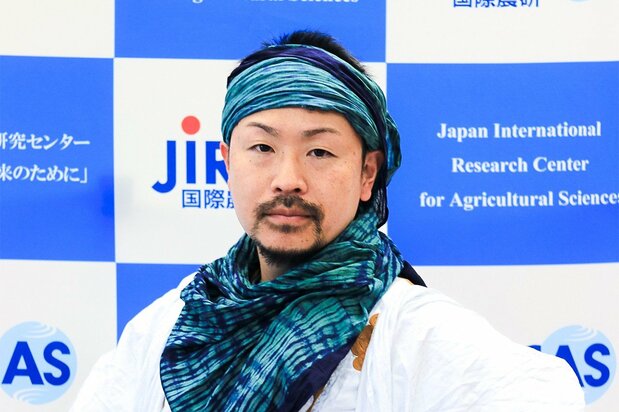 Koutaro Ould Maeno vestido con el traje tradicional mauritano. (© Kawabata Hiroto)