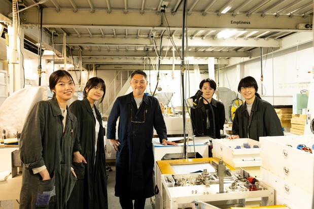 4人の弟子たちと。特注のワークコートがスタイリッシュだ